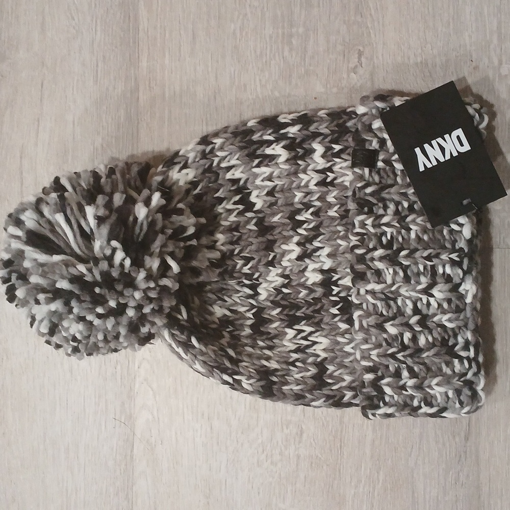 DKNY BEENIE W/ PUFFY BALL